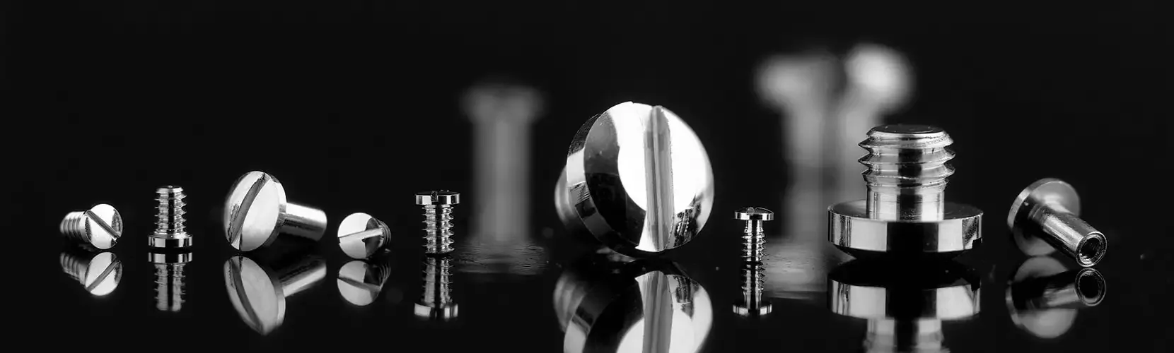 Micro-vis horlogères sur fond noir